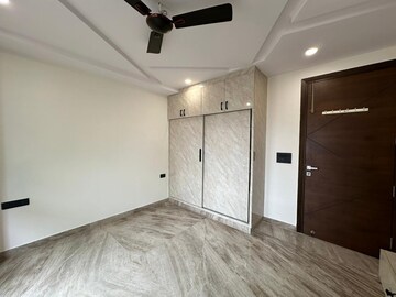 Room in 3 BHK Builder Floor at Paschim Vihar – for Rent