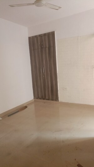 Room in 2 BHK Apartment at Supertech Cape Town, Sector 74 – for Rent