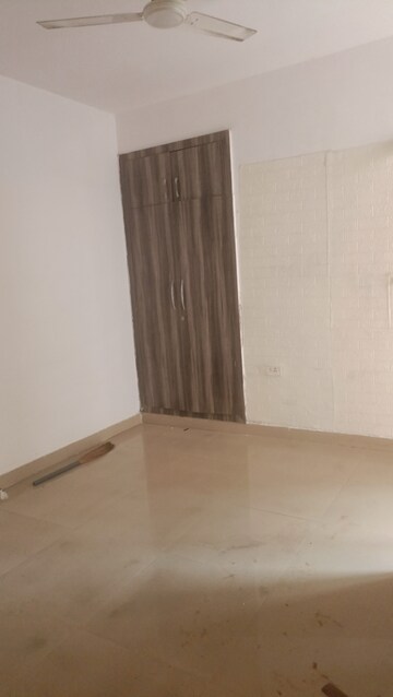 Room in 2 BHK Apartment at Supertech Cape Town, Sector 74 – for Rent