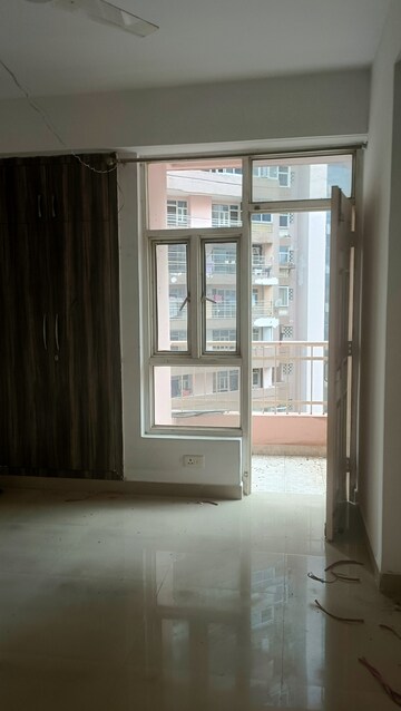Room in 2 BHK Apartment at Supertech Cape Town, Sector 74 – for Rent