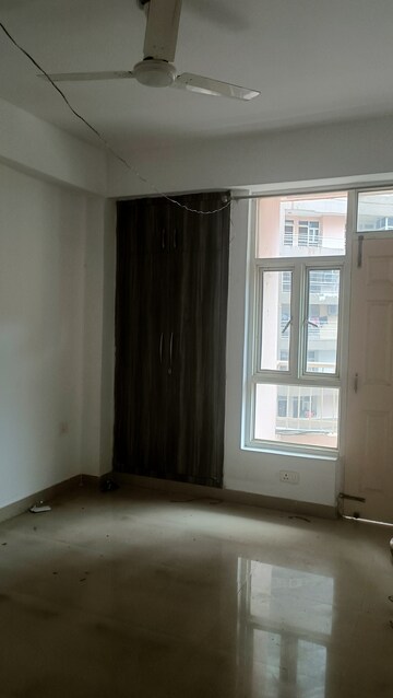 Room in 2 BHK Apartment at Supertech Cape Town, Sector 74 – for Rent