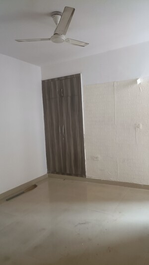 Room in 2 BHK Apartment at Supertech Cape Town, Sector 74 – for Rent