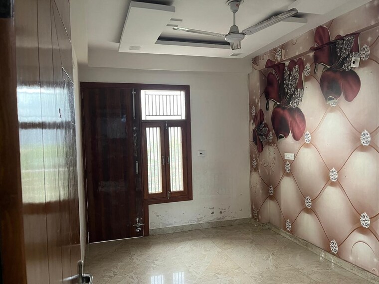 Room, kakrola 3 Bedroom 100 Sq.Ft. Builder Floor In Kakrola Delhi 9282566