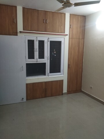 Room in 3.5 BHK Apartment at Greenwood Apartment, Gomti Nagar – for Rent
