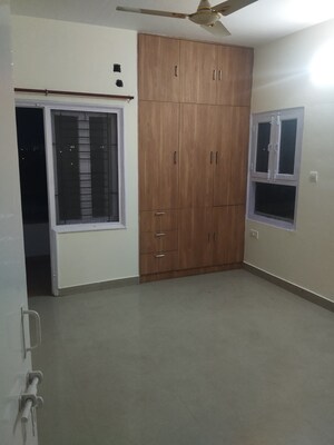 Room in 3.5 BHK Apartment at Greenwood Apartment, Gomti Nagar – for Rent