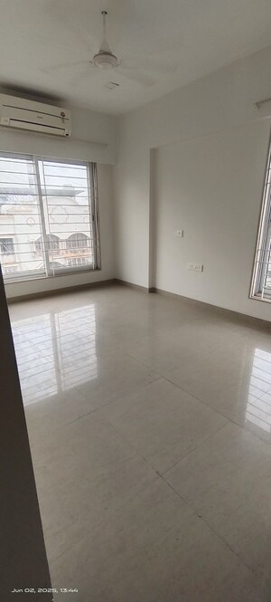 Room in 2.5 BHK Apartment at S Raheja Hari Bhavan, Khar West – for Rent