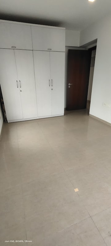 Room in 2.5 BHK Apartment at S Raheja Hari Bhavan, Khar West – for Rent