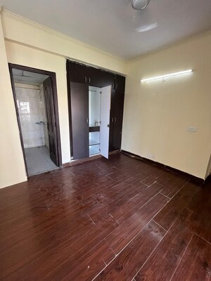 Room in 3 BHK Apartment at Amrapali Silicon City, Sector 76 – for Rent