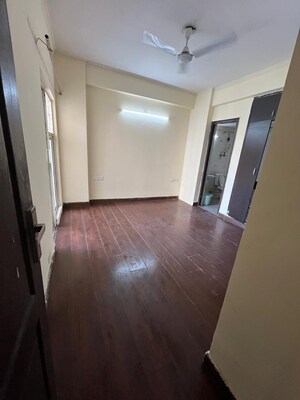 Room in 3 BHK Apartment at Amrapali Silicon City, Sector 76 – for Rent