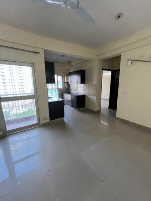 Room in 3 BHK Apartment at Amrapali Silicon City, Sector 76 – for Rent