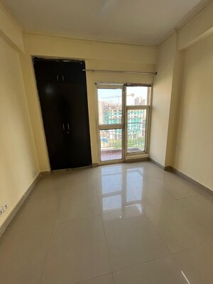 Room in 3 BHK Apartment at Amrapali Silicon City, Sector 76 – for Rent