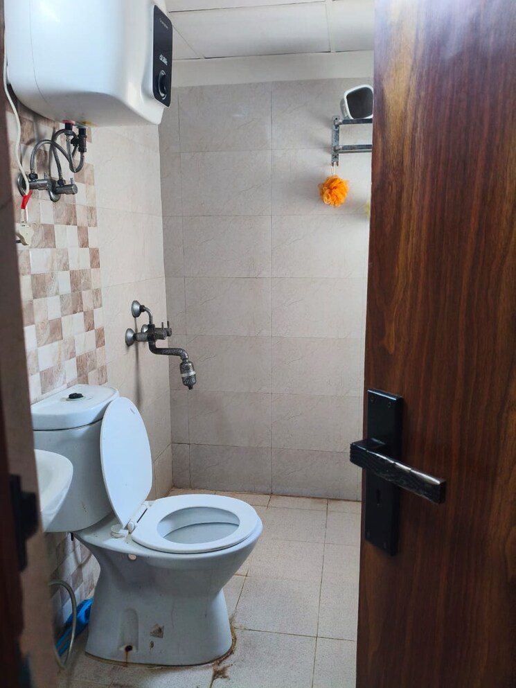 Bathroom, amrapali-crystal-homes 3 Bedroom 1700 Sq.Ft. Apartment In Sector 76 Noida 9282590