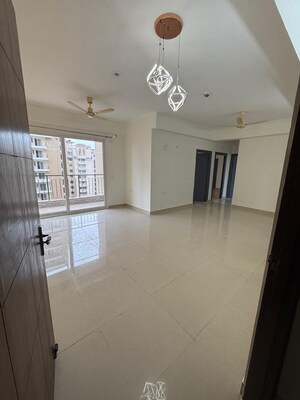 Room in 3 BHK Apartment at Amrapali Crystal Homes, Sector 76 – for Rent