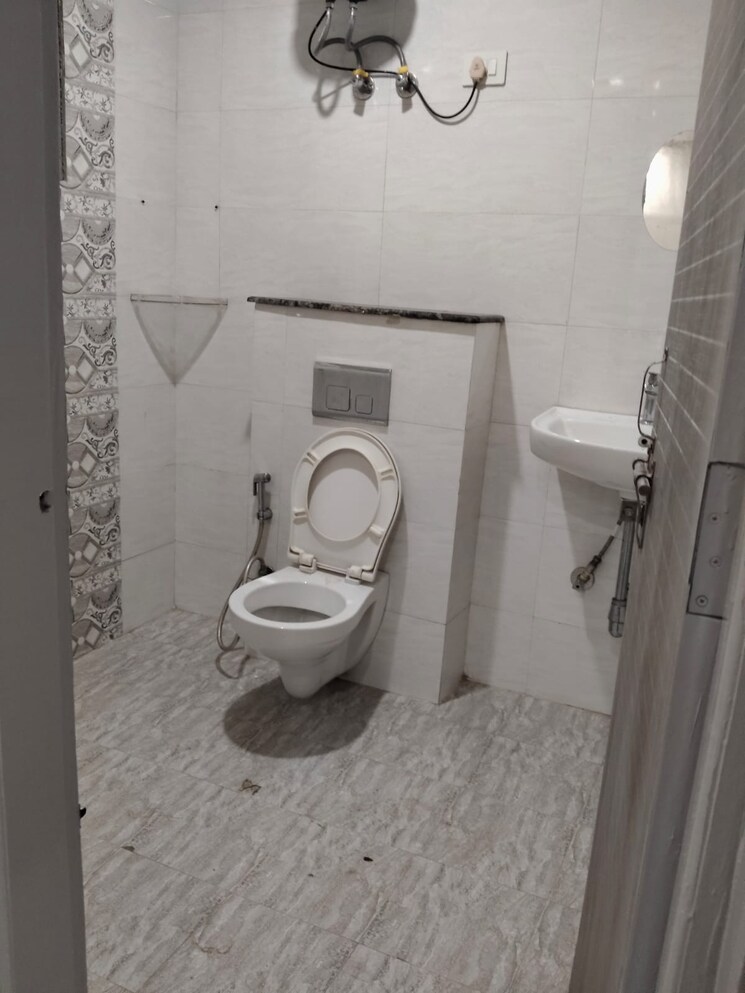 Attached Bathroom, sector 30 3 Bedroom 1500 Sq.Ft. Builder Floor In Sector 30 Gurgaon 9282636