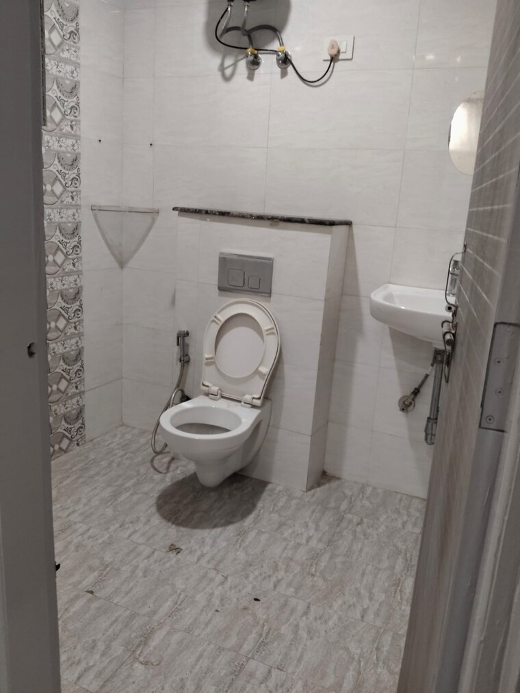 Attached Bathroom, sector 30 3 Bedroom 1500 Sq.Ft. Builder Floor In Sector 30 Gurgaon 9282636