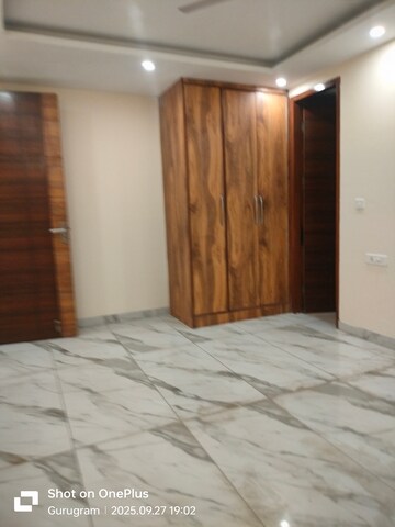 Room in 3 BHK Builder Floor at Sector 15 – for Rent