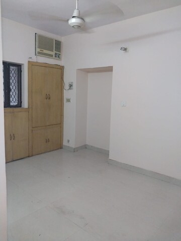 Room in 2 BHK Apartment at Paschim Vihar – for Rent
