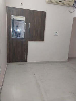 Room in 2 BHK Apartment at Paschim Vihar – for Rent