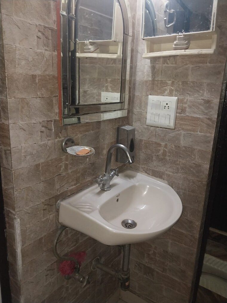 Bathroom, paschim vihar 2 Bedroom 900 Sq.Ft. Apartment In Paschim Vihar Delhi 9282681