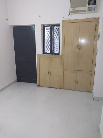 Room in 2 BHK Apartment at Paschim Vihar – for Rent