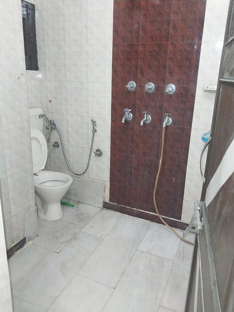 Bathroom, paschim vihar 2 Bedroom 900 Sq.Ft. Apartment In Paschim Vihar Delhi 9282681