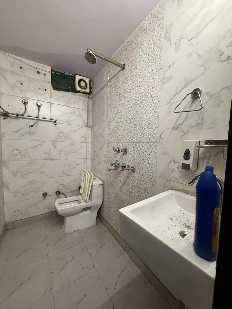 Bathroom, paschim vihar 2 Bedroom 1000 Sq.Ft. Apartment In Paschim Vihar Delhi 9282703