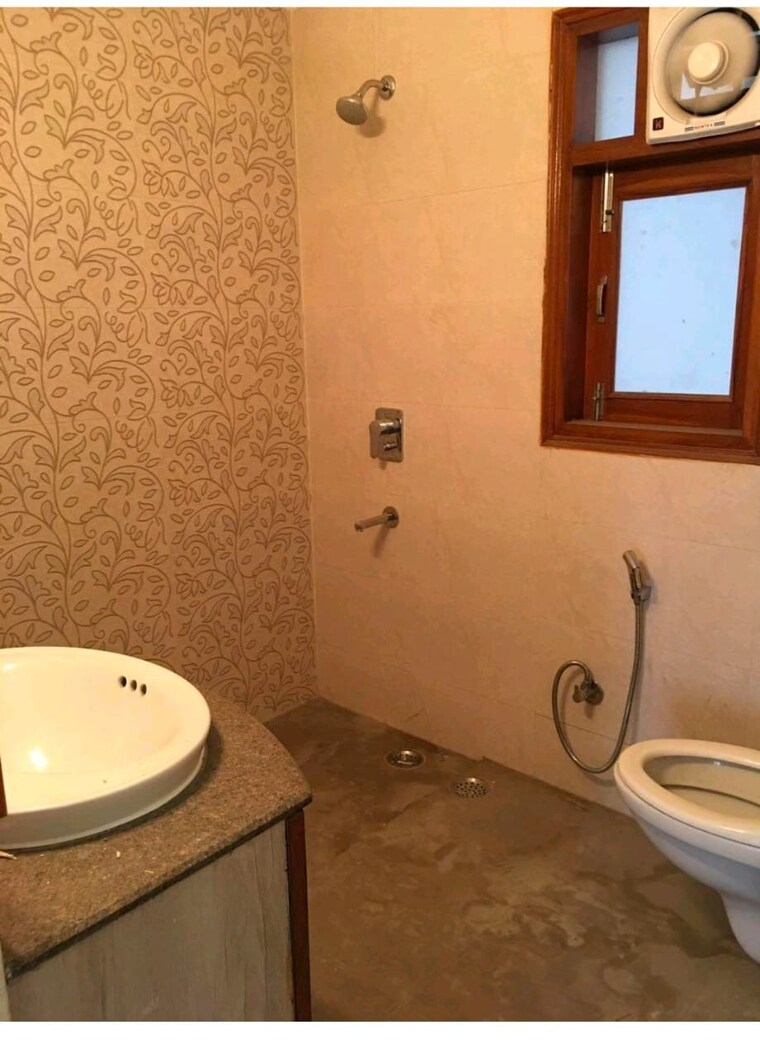 Bathroom, east of kailash 3 Bedroom 1600 Sq.Ft. Builder Floor In East Of Kailash Delhi 9282729