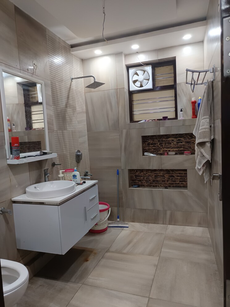 Bathroom, sector 21c 3.5 Bedroom 350 Sq.Yd. Builder Floor In Sector 21c Faridabad 9282741