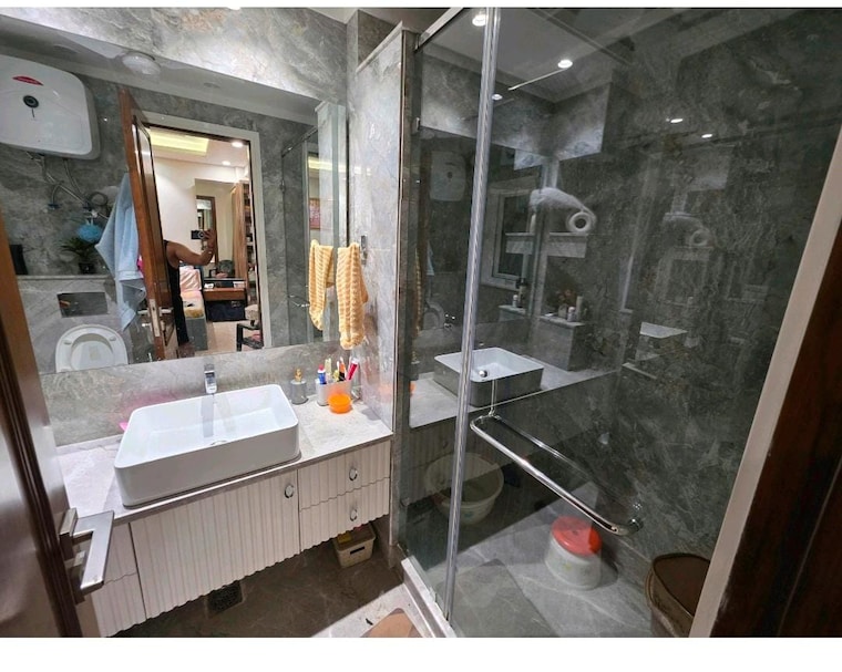 Gym, chittaranjan park 4 Bedroom 2700 Sq.Ft. Builder Floor In Chittaranjan Park Delhi 9282777