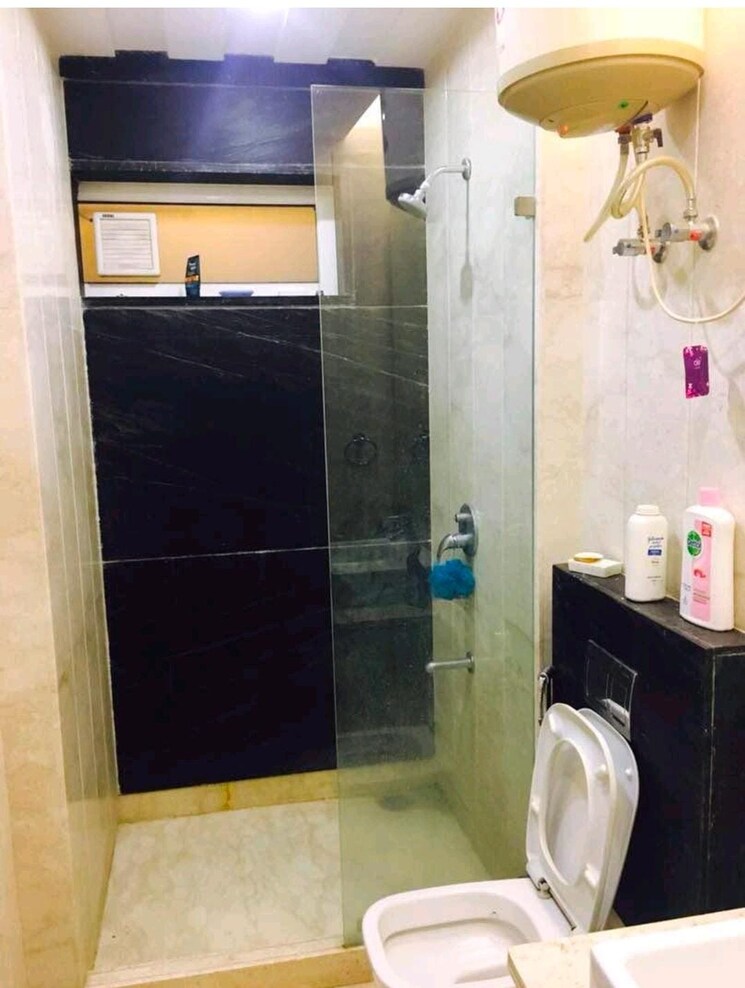 Bathroom, chittaranjan park 3 Bedroom 1800 Sq.Ft. Builder Floor In Chittaranjan Park Delhi 9282803