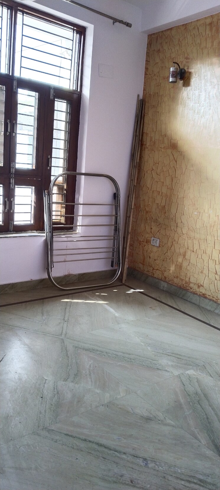 Room, h block shastri nagar 3 Bedroom 1600 Sq.Ft. Builder Floor In H Block Shastri Nagar Ghaziabad 9282807
