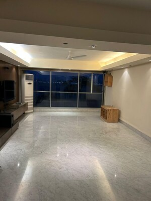Room in 3 BHK Apartment at Cuffe Parade – for Rent