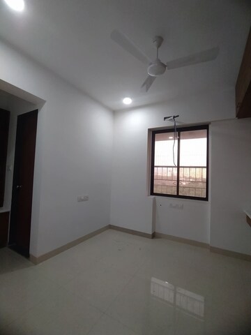 Room in 3 BHK Apartment at Versova – for Rent