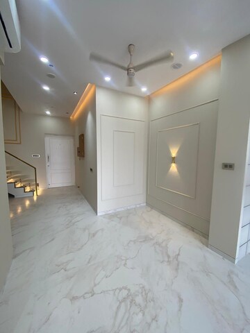Room in 4 BHK Apartment at Lower Parel – for Rent