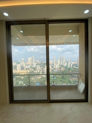 Room in 4 BHK Apartment at Lower Parel – for Rent