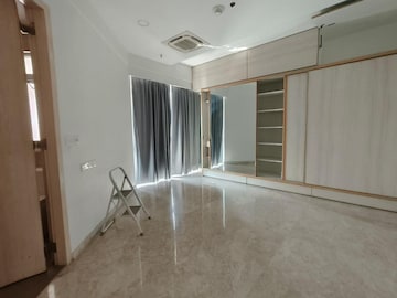 Room in 4 BHK Apartment at Lower Parel – for Rent