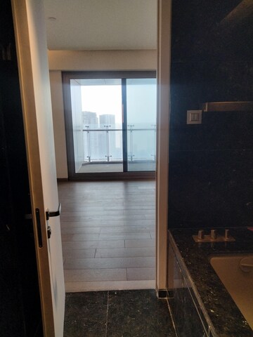 Room in 4 BHK Apartment at Worli – for Rent