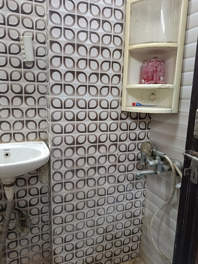 Bathroom, govindpuri 2 Bedroom 580 Sq.Ft. Builder Floor In Govindpuri Delhi 9282934
