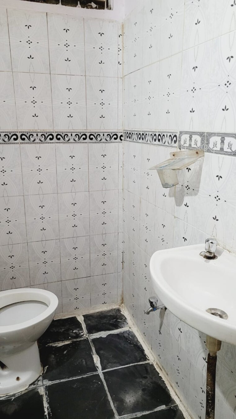 Bathroom, govindpuri 3 Bedroom 920 Sq.Ft. Builder Floor In Govindpuri Delhi 9282938