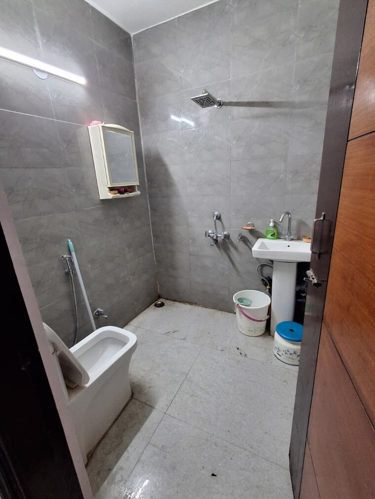 Bathroom, govindpuri 3 Bedroom 920 Sq.Ft. Builder Floor In Govindpuri Delhi 9282947