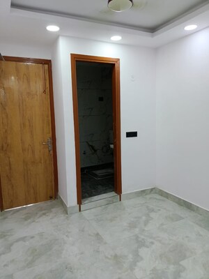 Room in 3 BHK Builder Floor at Govindpuri – for Rent