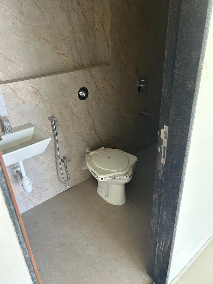 Bathroom, oxford-navrang-crystal 2 Bedroom 650 Sq.Ft. Apartment In Goregaon West Mumbai 9283034