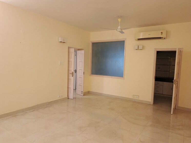 Room, golf links 2 Bedroom 2100 Sq.Ft. Builder Floor In Golf Links Delhi 9283079