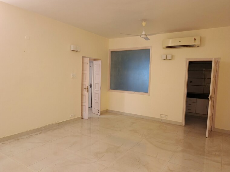 Room, golf links 2 Bedroom 2100 Sq.Ft. Builder Floor In Golf Links Delhi 9283079