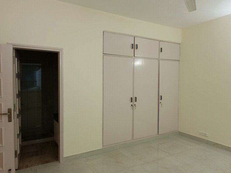 Room, golf links 2 Bedroom 2100 Sq.Ft. Builder Floor In Golf Links Delhi 9283079