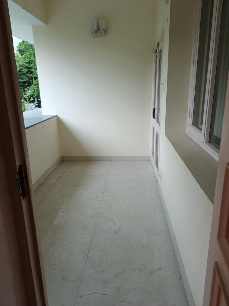 Balcony, golf links 2 Bedroom 2100 Sq.Ft. Builder Floor In Golf Links Delhi 9283079