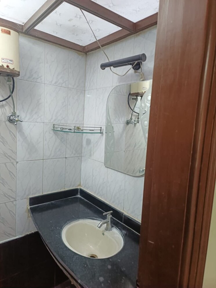 Bathroom, andheri east Pg For Girls In Andheri East 9283103