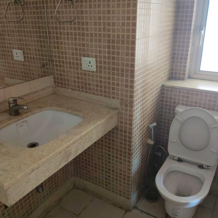 Bathroom, unitech-uniworld-city 3 Bedroom 2650 Sq.Ft. Apartment In Sector 30 Gurgaon 9283209