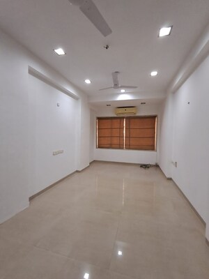 Room in 2 BHK Apartment at Maryland CHS Worli, Worli – for Rent