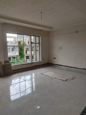 Room in 4 BHK Builder Floor at Parklands, Sector 85 – for Sale